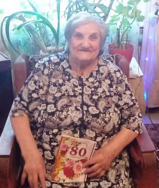 Получатель социальных услуг отмечает юбилей.