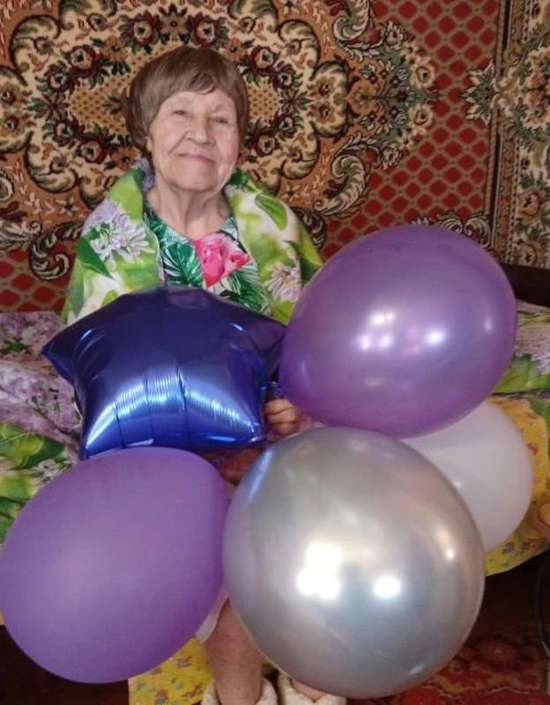 Жительница села Бобылевка принимает поздравления
