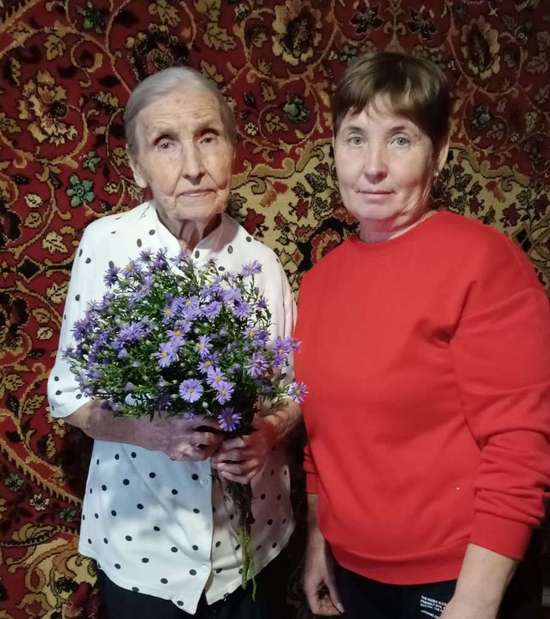 Романовские социальные работники поздравили с праздником учителей.