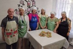 Старшее поколение готовит бутерброды