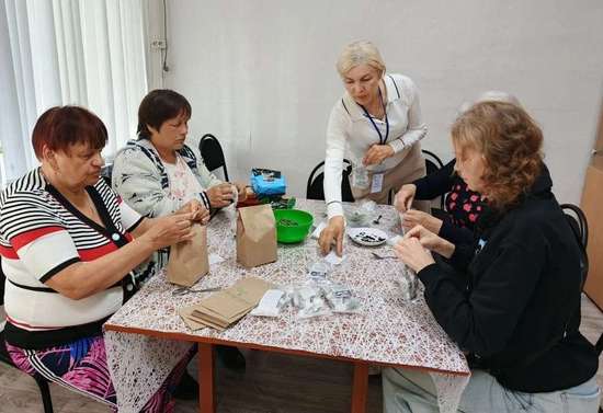 Старшее поколение Романовского района провели акцию «Согреть бойцов»